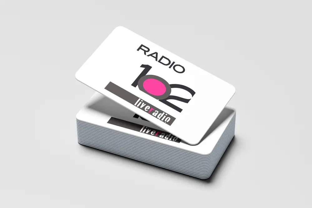 Marchio Radio 102 progettato da Agenzia PLUS – Branding e identità visiva